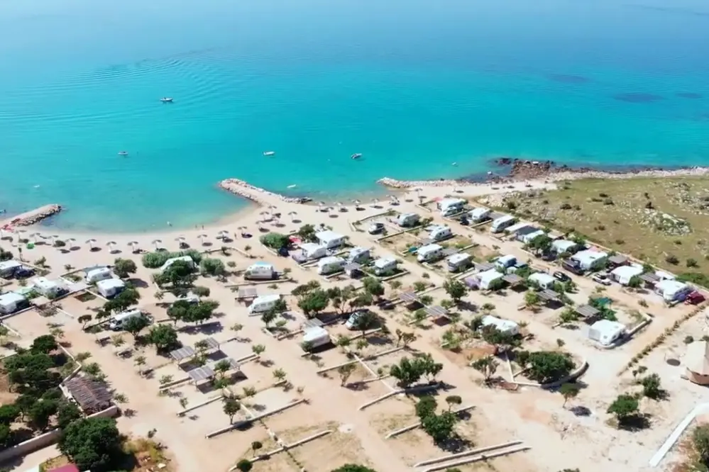 Übersicht der Stellplätze mit Meerblick von Autocamp Navis in Kroatien