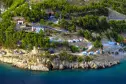 Übersicht der Stellplätze mit Meerblick auf den Terrassen des Autocamps Sirena in Kroatien