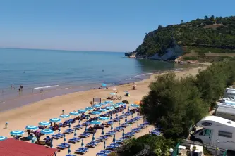 Blick auf den Strand Baia Calenella, Apulien, Italien