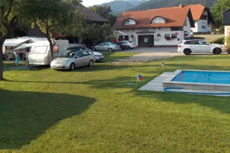 Blick auf den Schwimmbadbereich des Camps Dolina in Slowenien
