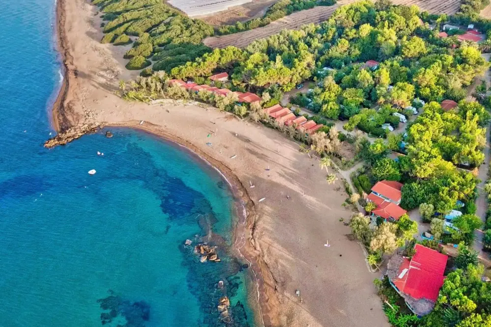 Blick auf die Mobilheime mit Meerblick von Camping Aginara Beach in Epirus in Griechenland