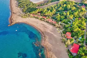 Blick auf die Mobilheime mit Meerblick von Camping Aginara Beach in Epirus in Griechenland