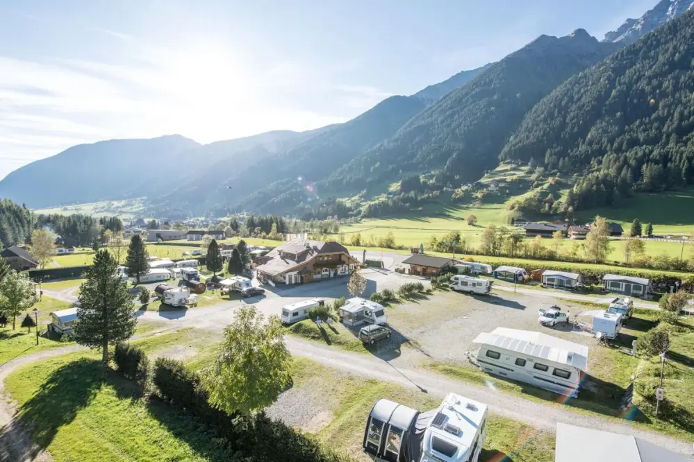 Blick auf den Camping Antholz in Südtirol und die Südtiroler Dolomiten