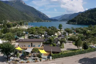 Blick auf den Camping Azzurro am Ufer des Ledrosees im Trentino