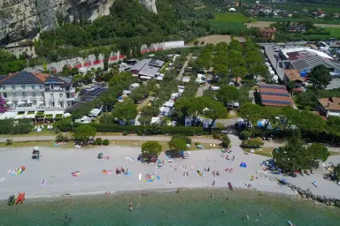 Panoramablick auf den Strand und den Camping Bellavista am Gardasee im Trentino