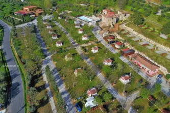 Blick auf die Naturterrasse mit den Stellplätzen des Camping Belsito