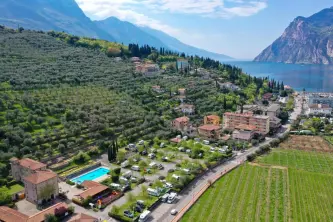 Blick auf den Olivenhain und den Gardasee vom Campingplatz Brione in Riva del Garda