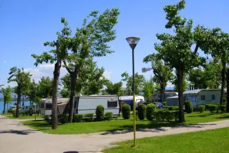 Blick auf die Stellplätze am Ufer des Gardasees vom Camping Cappuccini