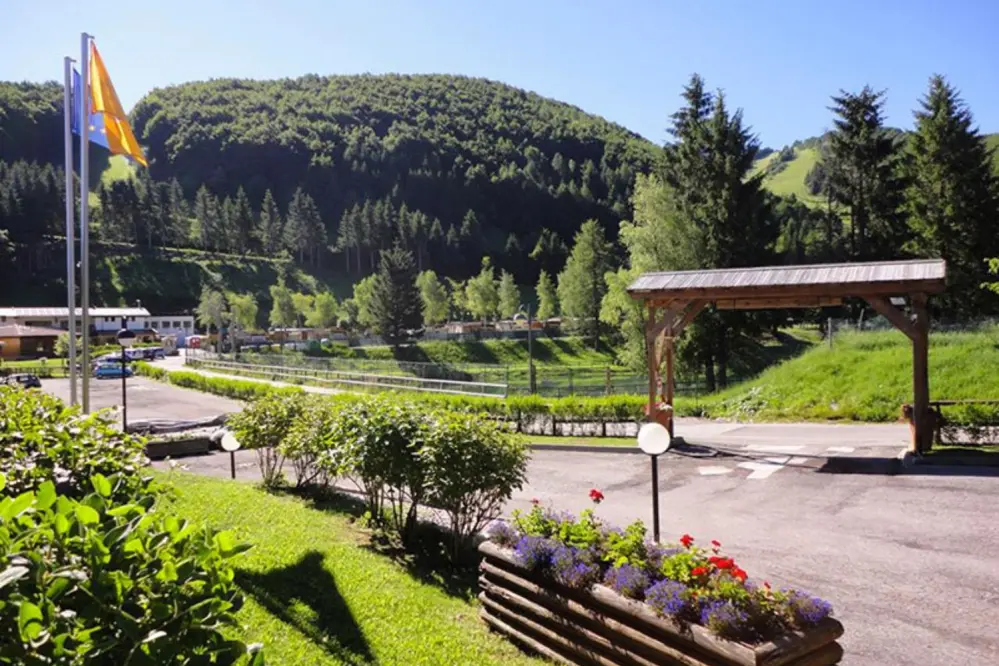 Blick auf die Wälder des Trentino vom Camping Ciclamino in Brentonico im Trentino