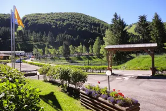 Blick auf die Wälder des Trentino vom Camping Ciclamino in Brentonico im Trentino