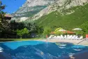 Schwimmbad von Camping Daino mit Blick auf die Berge in Trentino-Südtirol