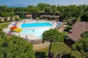 Panoramablick auf das Schwimmbad des Campingplatzes Del Garda in Peschiera del Garda im Trentino