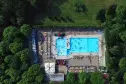 Panoramablick auf das Schwimmbad des Campingplatzes Delle Rose an der Riviera der Romagna