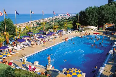 Blick auf das Schwimmbad und das Meer des Camping Europe Garden