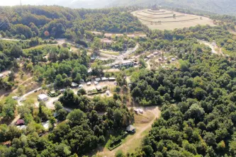 Blick auf den Camping La Futa auf den Hügeln der Toskana