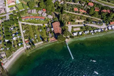 Panoramablick auf den Campingplatz Ideal Molino am Ufer des Gardasees