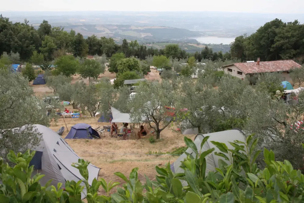 Panoramablick auf den Corbarasee vom Camping Il Falcone in Umbrien