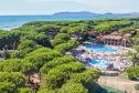 Panoramablick auf die Schwimmbäder und das toskanische Meer vom Campingplatz International Argentario