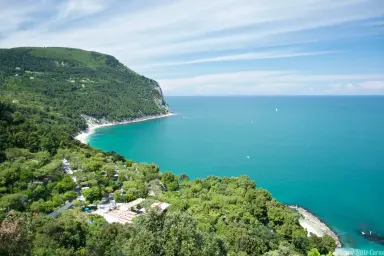 Panoramablick auf die Adria vom Campingplatz Internazionale Sirolo in der Region Marken