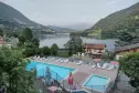 Blick auf das Schwimmbad und den See Endine vom Camping La Tartufaia