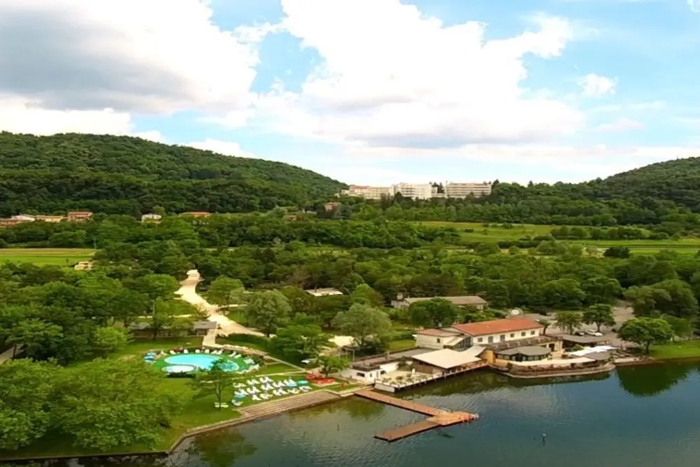 Panoramablick von der Spitze des Camping Al Lago di Lago am Ufer des Sees in Tarzo in Venetien