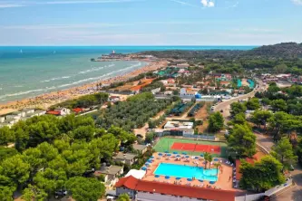 Blick auf den Campingplatz Le Diomedee mit Strand und Meer in Vieste