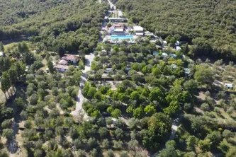 Die Hügel von Siena von oben mit Blick auf die Stellplätze und den Swimmingpool des Campingplatzes Le Soline