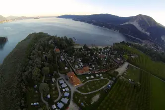 Panoramablick auf den Campingplatz Lido Toce am Lago Maggiore im Piemont