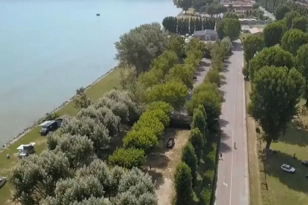 Blick auf das Ufer des Trasimenischen Sees vom Camping Listro in Umbrien