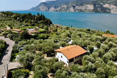 Panoramablick auf den Gardasee vom Campingplatz Lombardi