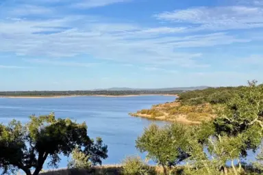Blick auf den Ovidesal-See vom Camping Markádia in Portugal