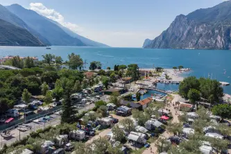 Panoramablick auf den Gardasee vom Campingplatz Maroadi im Trentino