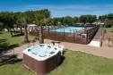 Schwimmbad- und Whirlpoolbereich des Campingplatzes Misano Adriatico an der Riviera der Romagna