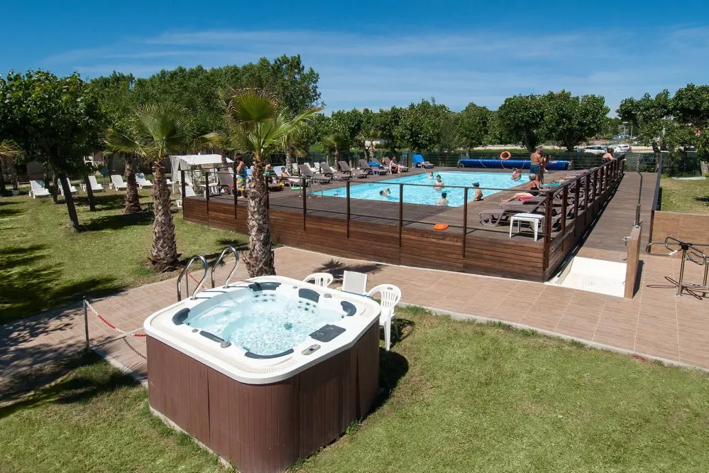 Schwimmbad- und Whirlpoolbereich des Campingplatzes Misano Adriatico an der Riviera der Romagna
