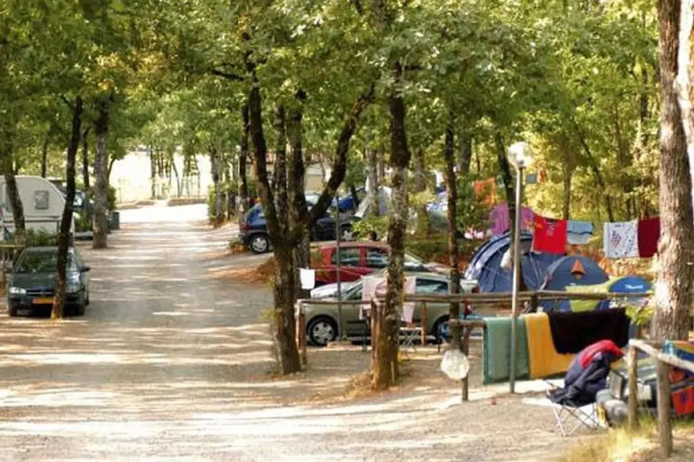 Blick auf den Camping La Montagnola in den Wäldern von Siena in Sovicille in der Toskana