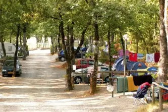 Blick auf den Camping La Montagnola in den Wäldern von Siena in Sovicille in der Toskana