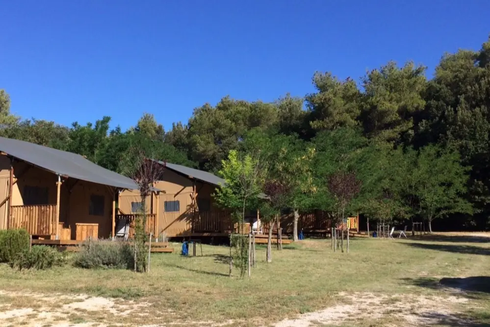 Blick auf die Safarizelte und die Wälder des Camping Monti del Sole in Narni in Umbrien