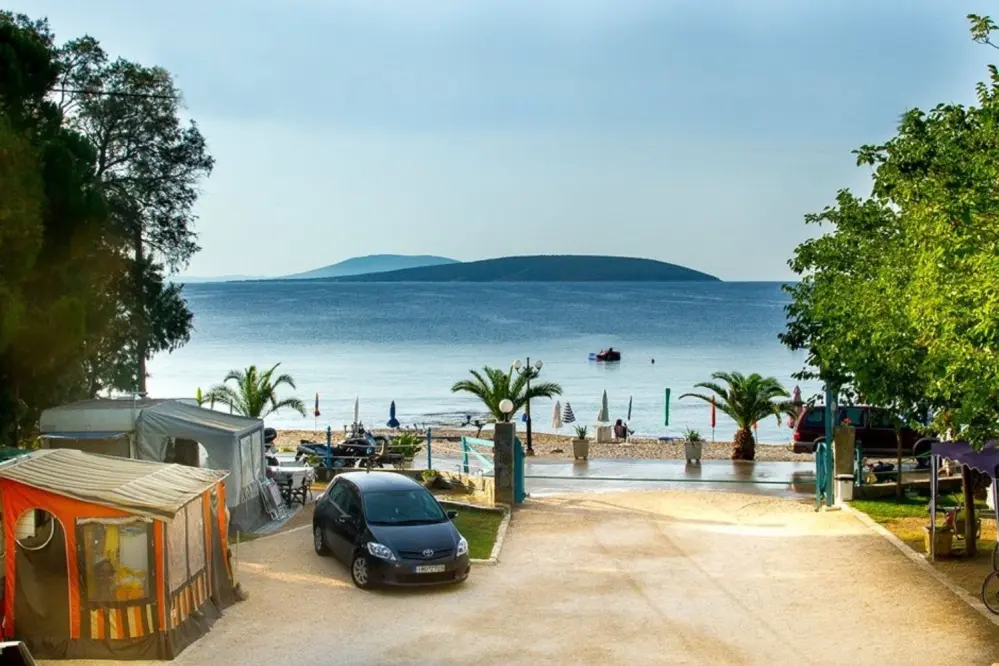 Stellplätze mit Meerblick auf dem Campingplatz New Triton auf dem Peloponnes in Griechenland