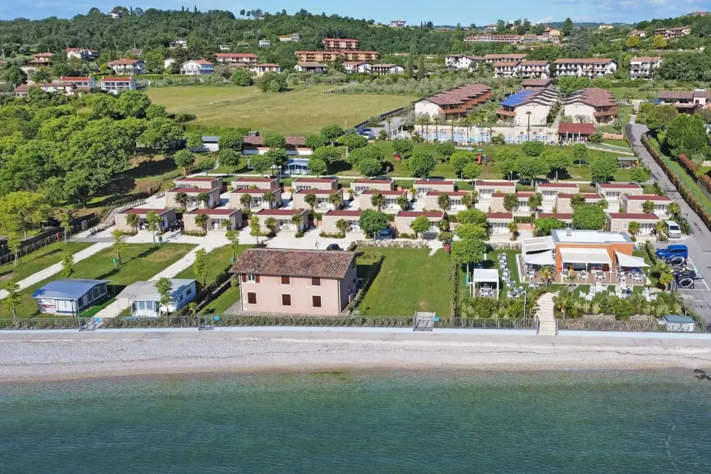 Blick vom Gardasee auf den Camping Onda Blu in Manerba del Garda in der Lombardei