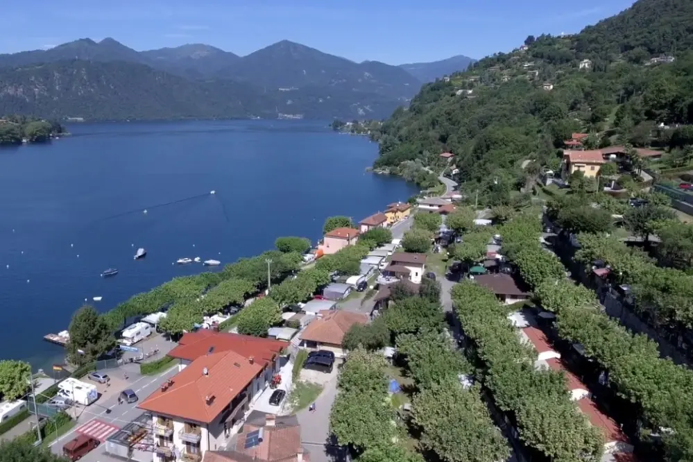 Überblick über den Camping Orta mit Blick auf den Ortasee im Piemont