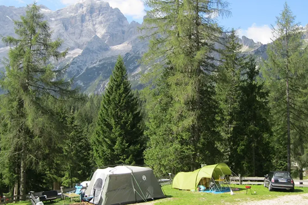 Blick auf die Dolomiten von Belluno vom Camping Palafavera in Venetien