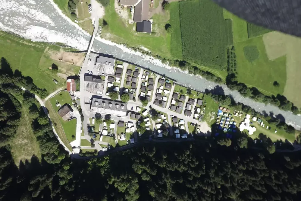 Panoramablick auf den Campingplatz Parco Adamello im Alta Val Rendena im Trentino