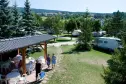 Blick auf den Campingpark Baita Dolomiti inmitten der Wälder des Trentino im Alta Val di Non