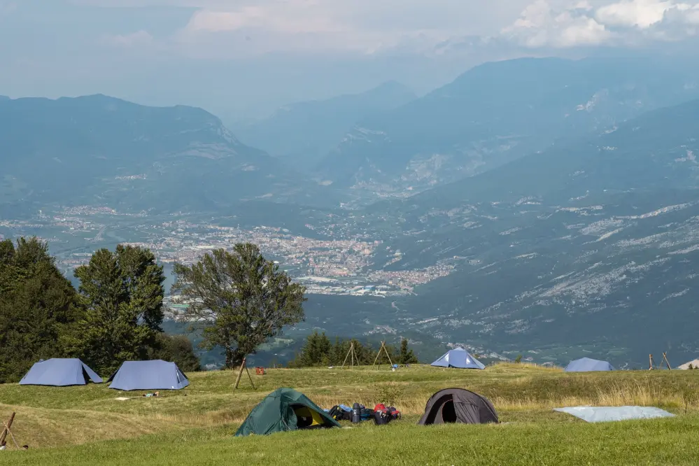 Panoramablick auf Vallagarina und Rovereto vom Camping Polsa in Brentonico im Trentino