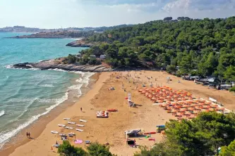 Panoramablick auf den Strand und die Stellplätze des Camping Punta Lunga in Vieste im Gargano