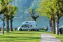 Blick auf die Stellplätze am Ufer des Iseosees von Camping Punta d'Oro in der Lombardei