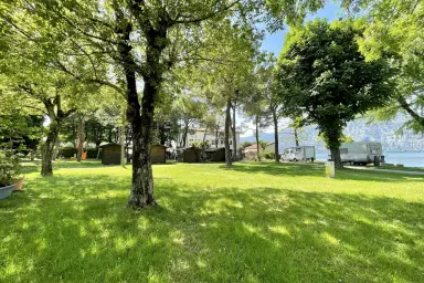 Stellplätze, Liegewiese und Blick auf den Iseosee vom Campingplatz Quai in der Lombardei
