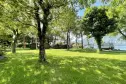 Stellplätze, Liegewiese und Blick auf den Iseosee vom Campingplatz Quai in der Lombardei
