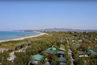Überblick über die Bungalows und den Strand des Campingplatzes Rada Etrusca in der Toskana