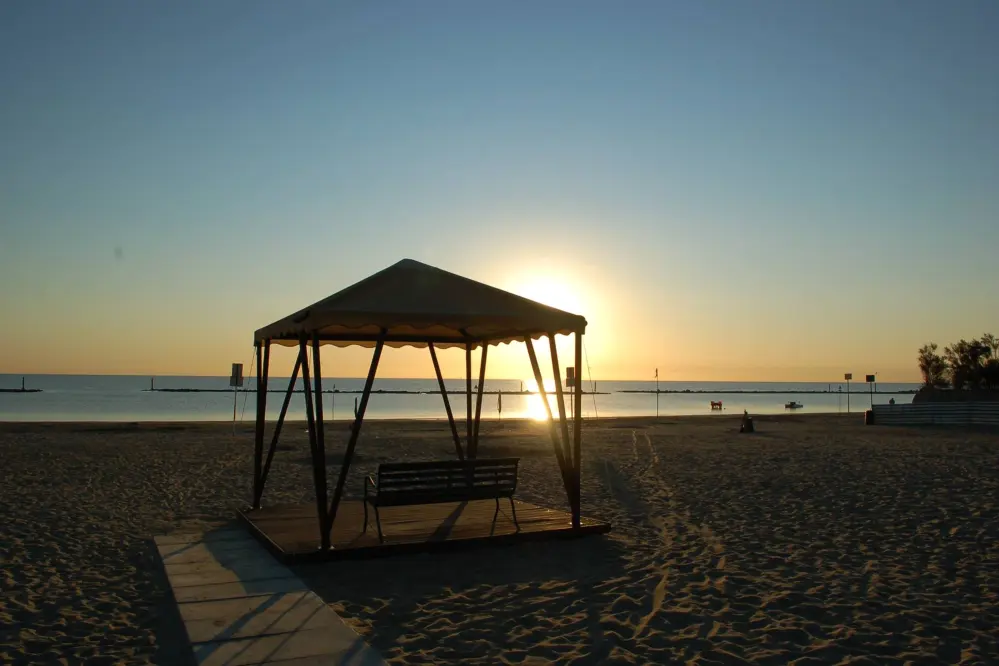 Blick auf den Strand bei Sonnenuntergang vom Camping Riccardo in Igea Marina